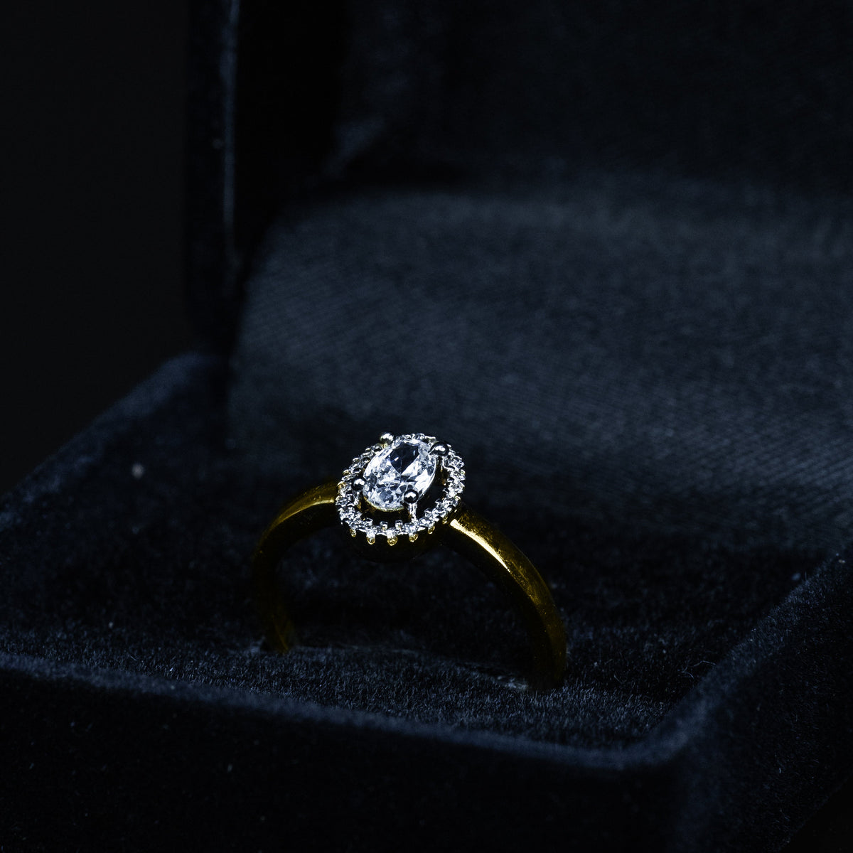 FDR0009 - Oval Halo Diamond Ring